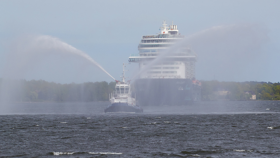 A tug water salutes Main Schiff 1