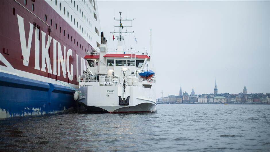 Bunkringsfartyget Seagas vid utsidan av Viking Grace.