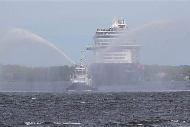 A tug water salutes Main Schiff 1